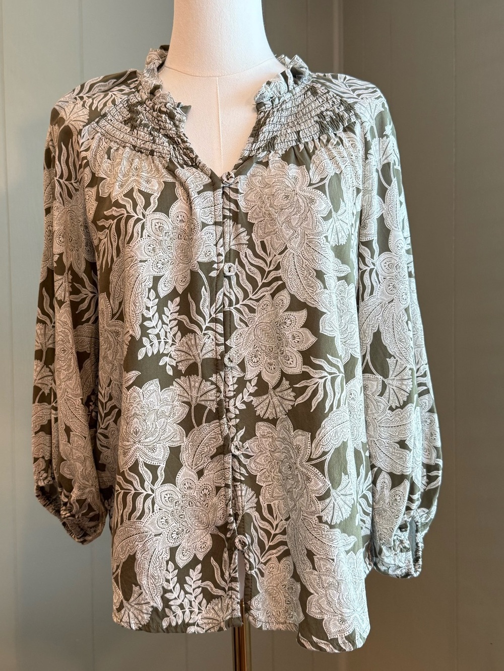 Smocked-Neck Floral Button-Front Blouse in Olive Green Sz Medium - Picture 11 of 11